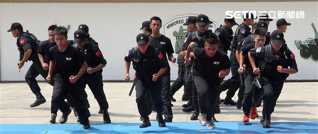 憲兵實施反制應變及限制空間戰鬥操演，「鎖喉反制」、 「纏手推掌」、 「擋劈掃腳」、 「槍檔轉刺」、 「棍打扣摔」等5項格鬥術式，並模擬執勤突發事件實施狀況操演。（記者邱榮吉/攝影）