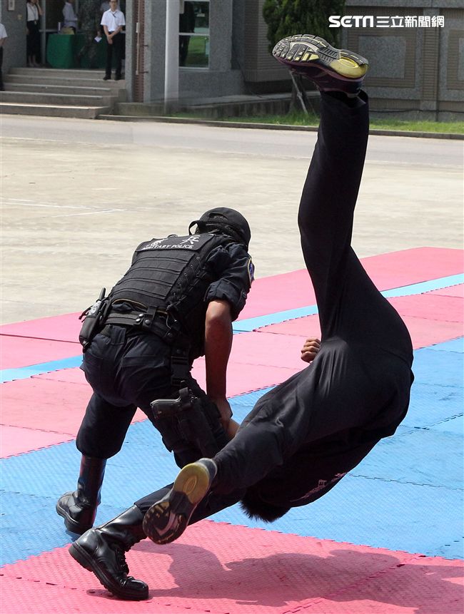 憲兵實施反制應變及限制空間戰鬥操演，「鎖喉反制」、 「纏手推掌」、 「擋劈掃腳」、 「槍檔轉刺」、 「棍打扣摔」等5項格鬥術式，並模擬執勤突發事件實施狀況操演。（記者邱榮吉/攝影）