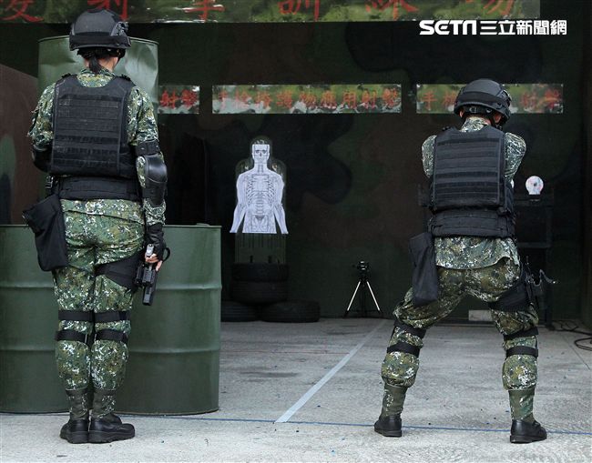 憲兵實施反斬首戰力、反恐制變快速反應能力提升城鎮戰鬥演練。（記者邱榮吉/攝影）
