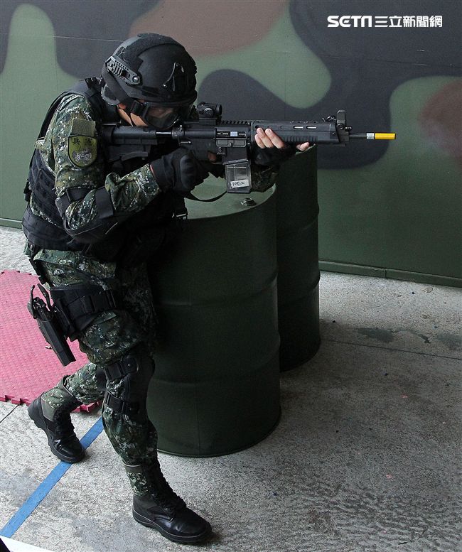憲兵實施反斬首戰力、反恐制變快速反應能力提升城鎮戰鬥演練。（記者邱榮吉/攝影）