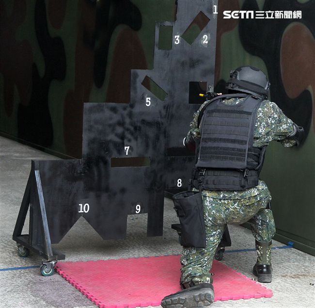 憲兵實施反斬首戰力、反恐制變快速反應能力提升城鎮戰鬥演練。（記者邱榮吉/攝影）