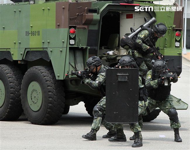 憲兵實施反斬首戰力、反恐制變快速反應能力提升城鎮戰鬥演練。（記者邱榮吉/攝影）