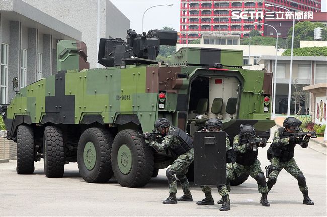 憲兵實施反斬首戰力、反恐制變快速反應能力提升城鎮戰鬥演練。（記者邱榮吉/攝影）