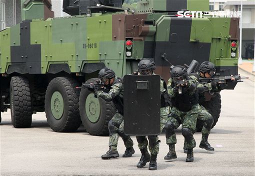 憲兵實施反斬首戰力、反恐制變快速反應能力提升城鎮戰鬥演練。（記者邱榮吉/攝影）