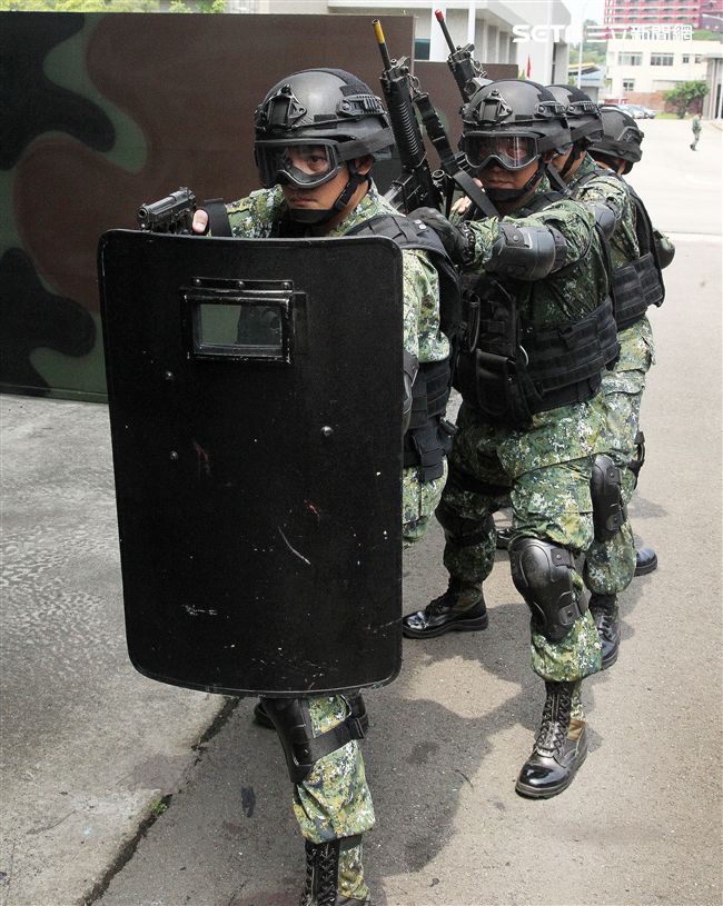 憲兵實施反斬首戰力、反恐制變快速反應能力提升城鎮戰鬥演練。（記者邱榮吉/攝影）