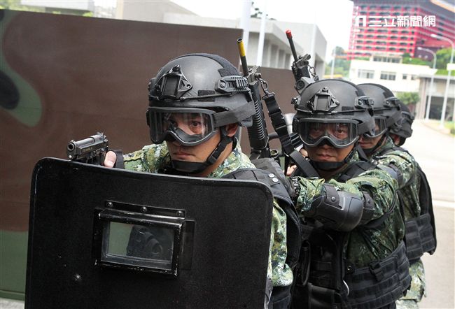 憲兵實施反斬首戰力、反恐制變快速反應能力提升城鎮戰鬥演練。（記者邱榮吉/攝影）