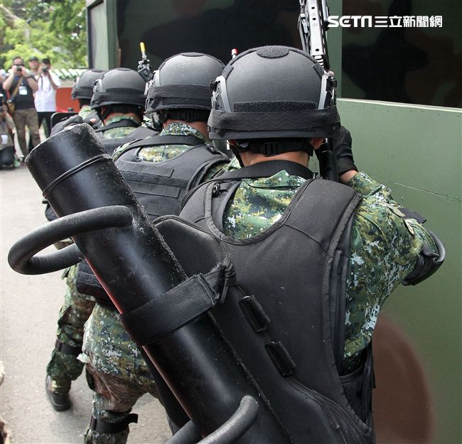 憲兵實施反斬首戰力、反恐制變快速反應能力提升城鎮戰鬥演練。（記者邱榮吉/攝影）