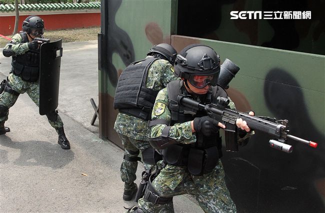 憲兵實施反斬首戰力、反恐制變快速反應能力提升城鎮戰鬥演練。（記者邱榮吉/攝影）