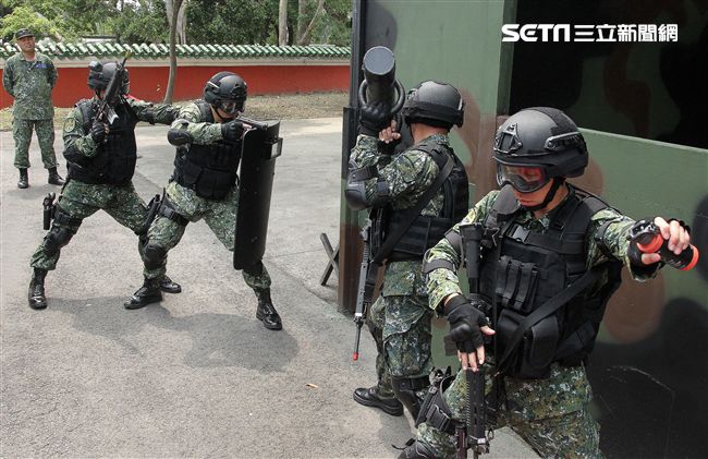憲兵實施反斬首戰力、反恐制變快速反應能力提升城鎮戰鬥演練。（記者邱榮吉/攝影）