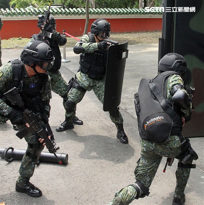 憲兵實施反斬首戰力、反恐制變快速反應能力提升城鎮戰鬥演練。（記者邱榮吉/攝影）