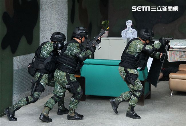 憲兵實施反斬首戰力、反恐制變快速反應能力提升城鎮戰鬥演練。（記者邱榮吉/攝影）