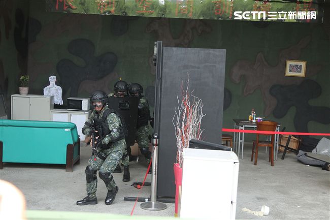 憲兵實施反斬首戰力、反恐制變快速反應能力提升城鎮戰鬥演練。（記者邱榮吉/攝影）
