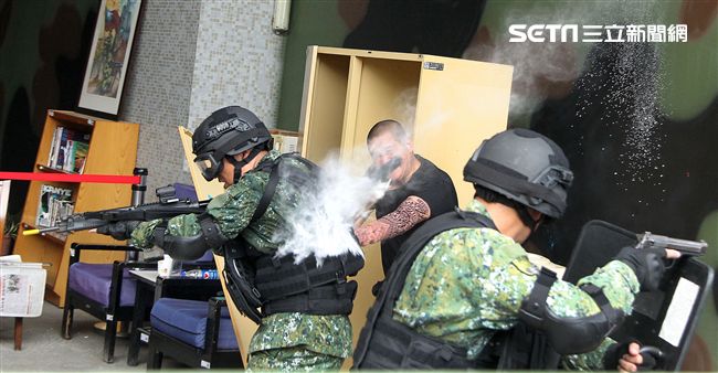 憲兵實施反斬首戰力、反恐制變快速反應能力提升城鎮戰鬥演練。（記者邱榮吉/攝影）