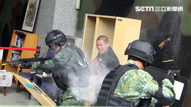 憲兵實施反斬首戰力、反恐制變快速反應能力提升城鎮戰鬥演練。（記者邱榮吉/攝影）