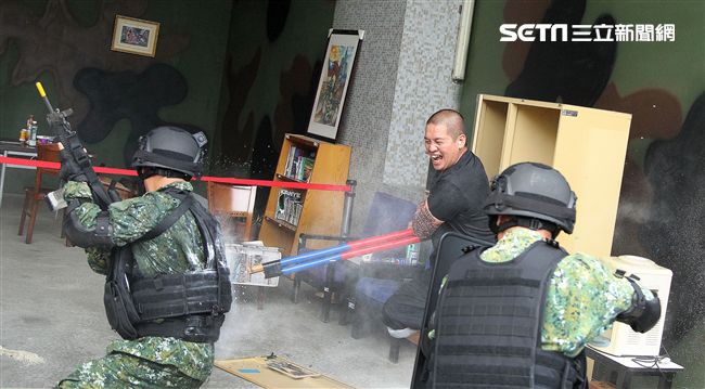憲兵實施反斬首戰力、反恐制變快速反應能力提升城鎮戰鬥演練。（記者邱榮吉/攝影）