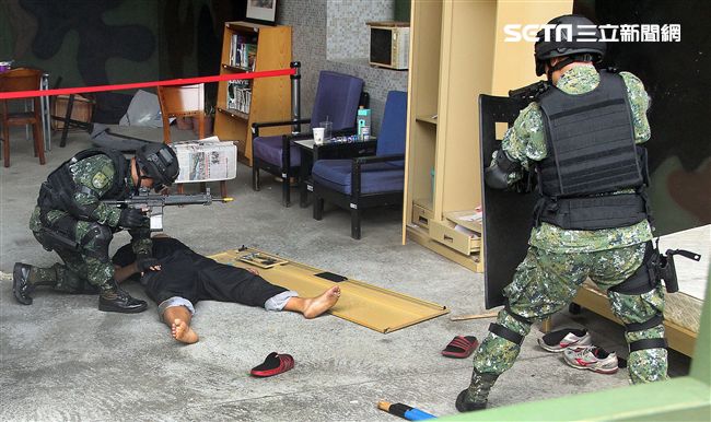 憲兵實施反斬首戰力、反恐制變快速反應能力提升城鎮戰鬥演練。（記者邱榮吉/攝影）
