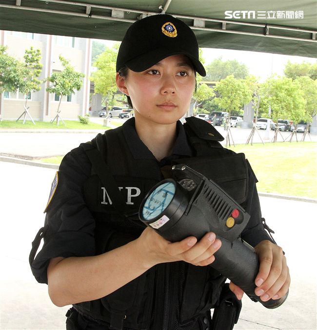 憲兵實施捕捉器示範。（記者邱榮吉/攝影）。（記者邱榮吉/攝影）