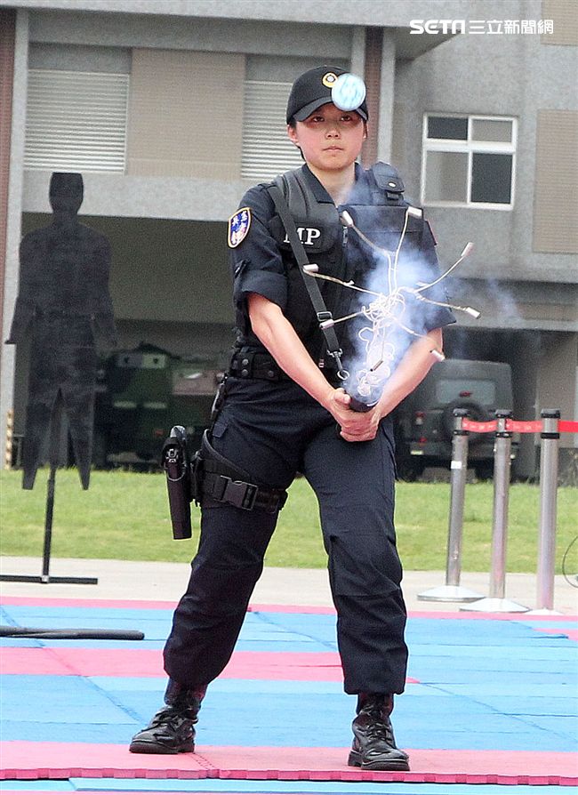 憲兵實施捕捉器示範。（記者邱榮吉/攝影）。（記者邱榮吉/攝影）