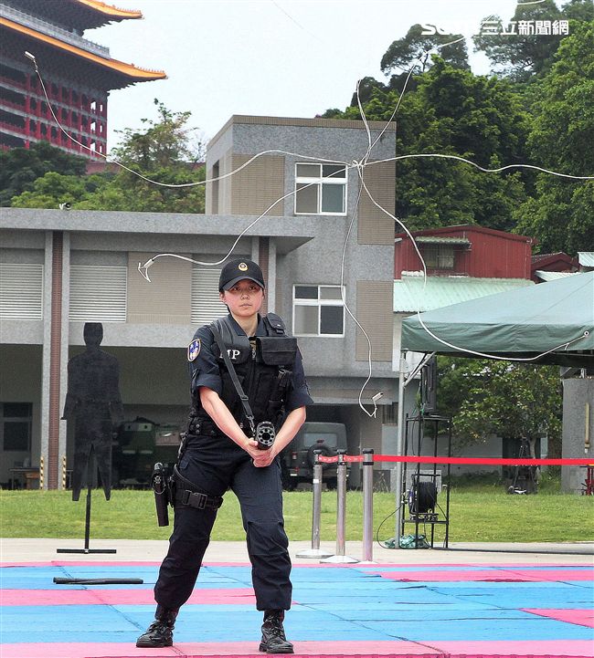 憲兵實施捕捉器示範。（記者邱榮吉/攝影）。（記者邱榮吉/攝影）