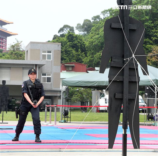 憲兵實施捕捉器示範。（記者邱榮吉/攝影）。（記者邱榮吉/攝影）