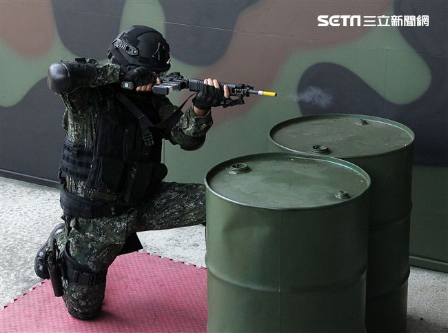 憲兵實施反斬首戰力、反恐制變快速反應能力提升城鎮戰鬥演練。（記者邱榮吉/攝影）