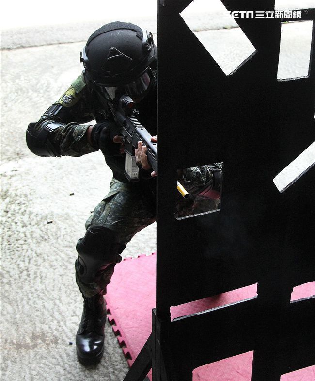 憲兵實施反斬首戰力、反恐制變快速反應能力提升城鎮戰鬥演練。（記者邱榮吉/攝影）