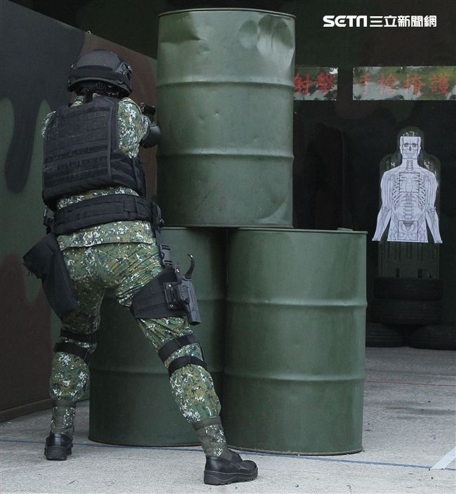 憲兵實施反斬首戰力、反恐制變快速反應能力提升城鎮戰鬥演練。（記者邱榮吉/攝影）