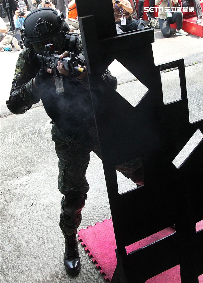 憲兵實施反斬首戰力、反恐制變快速反應能力提升城鎮戰鬥演練。（記者邱榮吉/攝影）