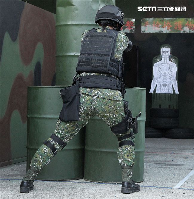 憲兵實施反斬首戰力、反恐制變快速反應能力提升城鎮戰鬥演練。（記者邱榮吉/攝影）