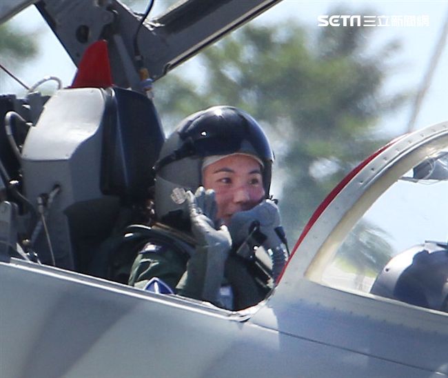 F5戰機女飛官郭馨儀。（記者邱榮吉/台東拍攝）