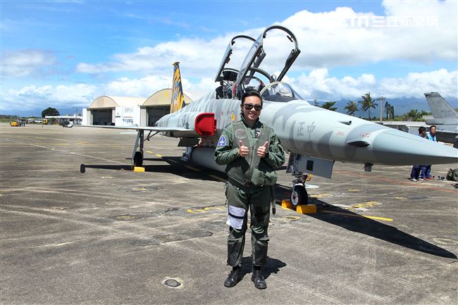 F5戰機女飛官郭馨儀。（記者邱榮吉/台東拍攝）