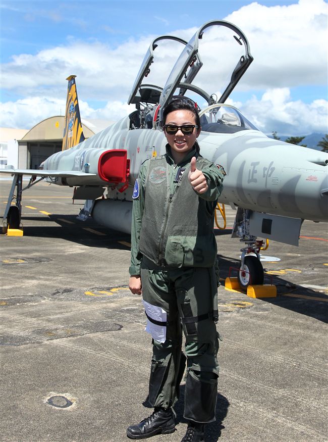 F5戰機女飛官郭馨儀。（記者邱榮吉/台東拍攝）