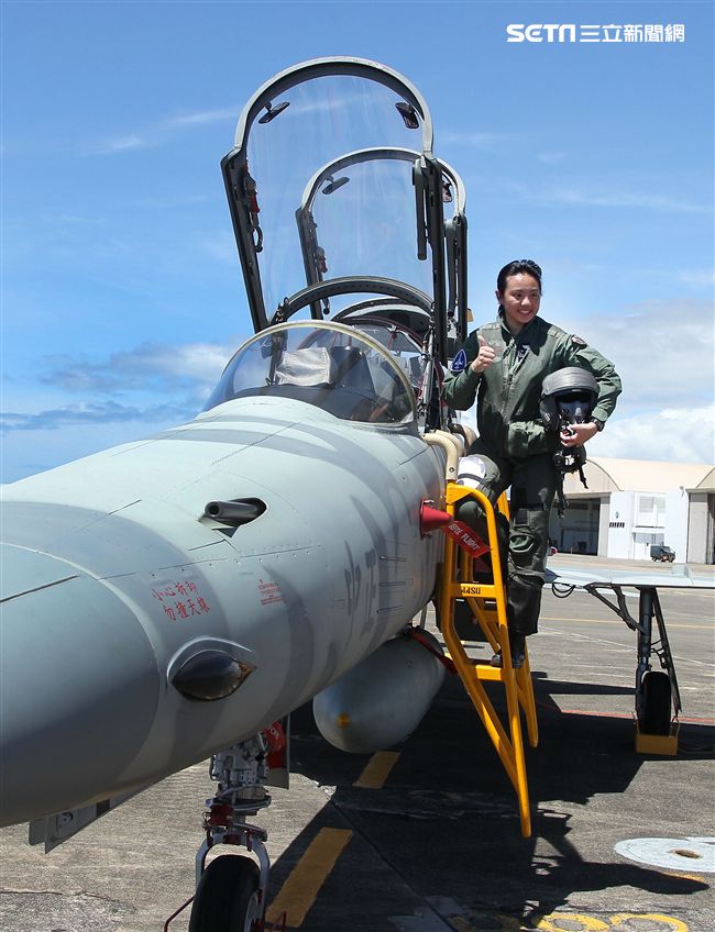 F5戰機女飛官郭馨儀。（記者邱榮吉/台東拍攝）