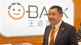 王道銀上線近9個月　客戶數逼近10萬王道銀行自去年4月轉型數位分行後，截至去年底，用戶數已達9.8萬戶，個人金融事業執行長宋靖仁表示，在22家已開通數位銀行的同業中，市占率已經高達29%。中央社記者田裕斌攝　107年1月10日