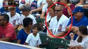 真相曝光！搶小孩界外球男子其實超暖 
MLB,界外球,芝加哥小熊,斷章取義,真相,球迷,簽名球
推特Cut4