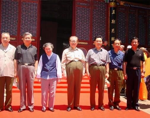 為何穿高腰褲？原來穿愈高官當越大！