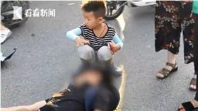騎士車禍倒地　7歲童蹲著為他遮陽！網讚：好樣的　圖／翻攝自看看新聞