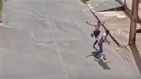 ▲布拉賈打跑搶匪（圖／翻攝自Youtube）