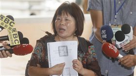 蔣月惠聲援反迫遷戶（2）台鐵屏東車站周邊公勇路拆屋拓寬案，反對拆遷住戶組成「屏鐵反迫遷自救會」，並提起行政訴訟。高雄高等行政法院24日開庭，縣議員蔣月惠（圖）開庭前受訪表示，在法院停止執行裁定的法定程序走完前，屏東縣政府不能偷拆，否則繼續抗爭。中央社記者董俊志攝　107年7月24日