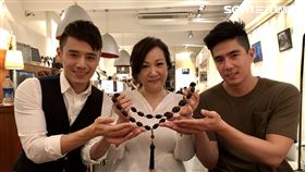 曾郁雯帶來多項頂級珠寶讓導演眼界大開。（圖／海鵬影業提供）