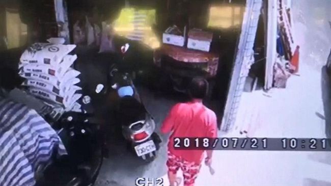 逆子！無視保護令　持柴刀砍母險斷臂