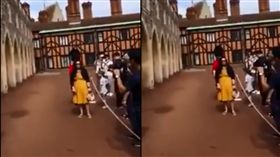 越線爽拍照！白目大媽硬擋行進路線　英國皇家衛兵霸氣開路 圖/YT