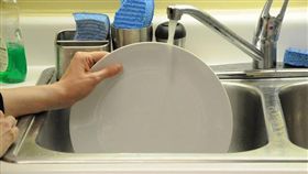 洗碗-Flickr-peapod labs-https://www.flickr.com/photos/peapodlabs/6963930514