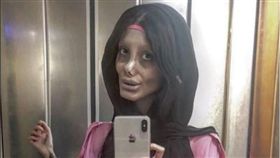 整形50次變「殭屍裘莉」　本尊素顏照曝光讓人意外（圖／翻攝自IG sahartabar_offcial https://www.instagram.com/sahartabar_offcial/?utm_source=ig_embed）