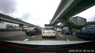 國道上倒車還插隊？駕駛挨轟：三寶！