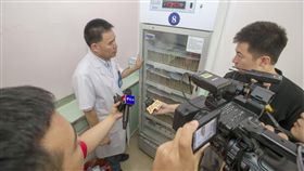 又傳疫苗造假  中國人民怒了中國大陸疫苗造假頻傳，最新爆發的狂犬病疫苗事件點燃人民怒火。圖為山西省疾病預防控制中心疫苗門診副主任賈春堂（右2）向媒體展示已經封存的長春長生狂犬病疫苗。（中新社提供）中央社　107年7月23日