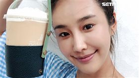 黃心娣趁沒工作的空檔手作環保皮革提帶。（周子娛樂提供））