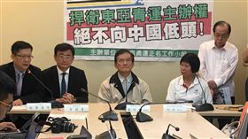 立委捍衛東亞青運主辦權民進黨立委黃國書（後左2）、張廖萬堅（後左）等人25日在立法院召開「捍衛東亞青運主辦權，絕不向中國低頭」記者會，推動「2020東京奧運台灣正名公投」的財團法人希望基金會董事長紀政（後右4）也出席。中央社記者孫仲達攝  107年7月25日