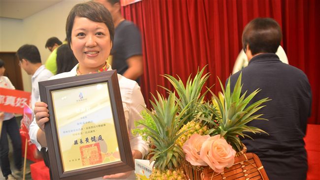 見鳳梨價暴跌不捨　直播幫農民賣鳳梨