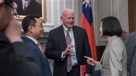 蔡英文總統25日接見來台參與「凱達格蘭論壇：2018亞太安全對話」的外國學者。（圖／總統府提供）